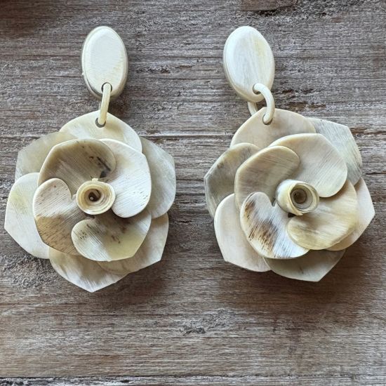 Bloemvormige oorbellen van buffelhoorn. Witte gemixte kleuren, matte finish. Lichtgewicht.