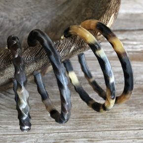 Handgemaakte buffelhoorn creolen +/-5 cm. Mat. Gevarieerde tintjes. Facet geslepen. Lichtgewicht