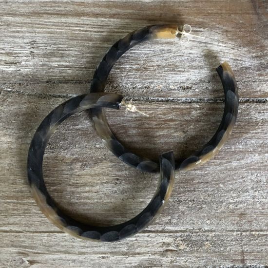 Handgemaakte buffelhoorn creolen +/-5 cm. Mat. Gevarieerde tintjes. Facet geslepen. Lichtgewicht