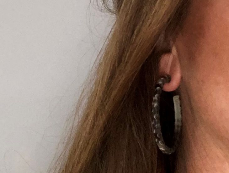 Handgemaakte buffelhoorn creolen +/-5 cm. Mat. Gevarieerde tintjes. Facet geslepen. Lichtgewicht