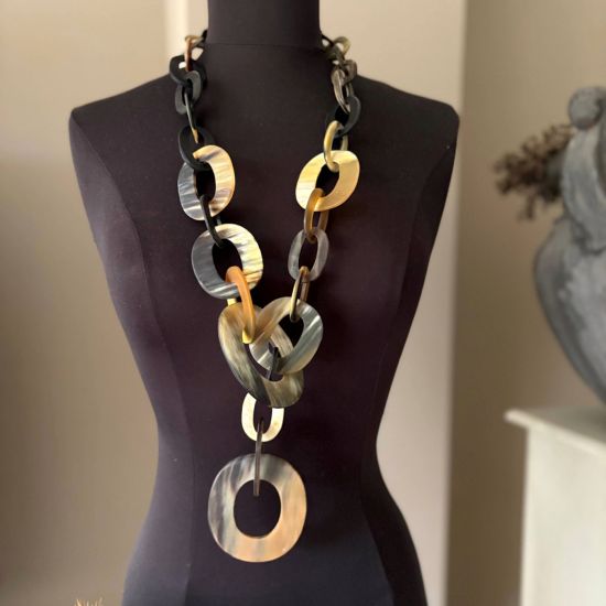 Stoer, handgemaakt buffelhoorn collier. Bruintonen, mat. Lichtgewicht.