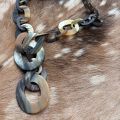 Stoer, handgemaakt buffelhoorn collier. Bruintonen, mat. Lichtgewicht.