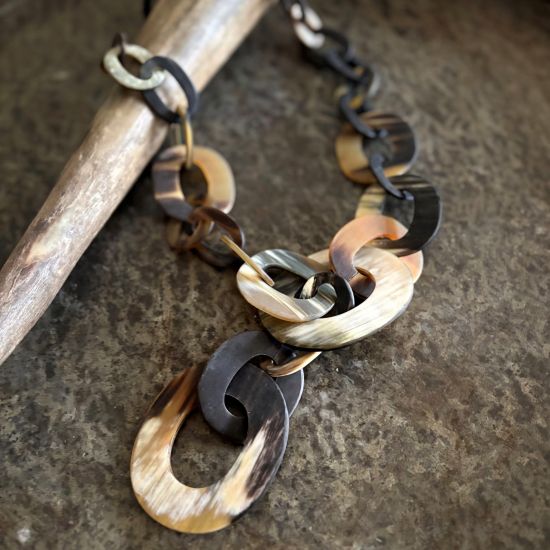 Stoer, handgemaakt buffelhoorn collier. Bruintonen, mat. Lichtgewicht.