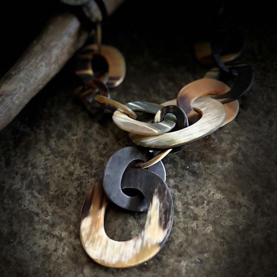 Stoer, handgemaakt buffelhoorn collier. Bruintonen, mat. Lichtgewicht.