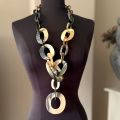 Stoer, handgemaakt buffelhoorn collier. Bruintonen, mat. Lichtgewicht.
