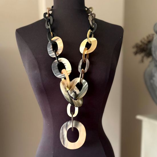 Stoer, handgemaakt buffelhoorn collier. Bruintonen, mat. Lichtgewicht.