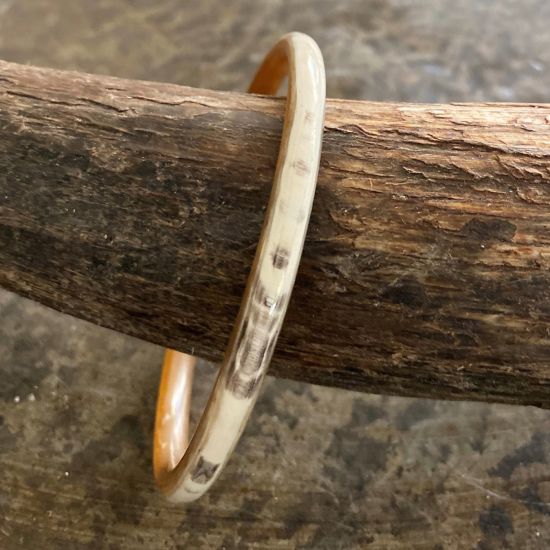 Armband buffelhoorn, glans en ronde afwerking. Dikte 0.6 cm. Lichtgewicht.
