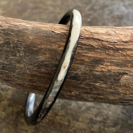 Armband buffelhoorn, glans en ronde afwerking. Dikte 0.6 cm. Lichtgewicht.