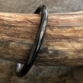 Armband buffelhoorn, glans en ronde afwerking. Dikte 0.6 cm. Lichtgewicht.