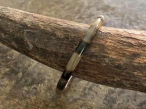 Armband buffelhoorn, glans en ronde afwerking. ? 0.6cm, Zeer licht in gewicht.