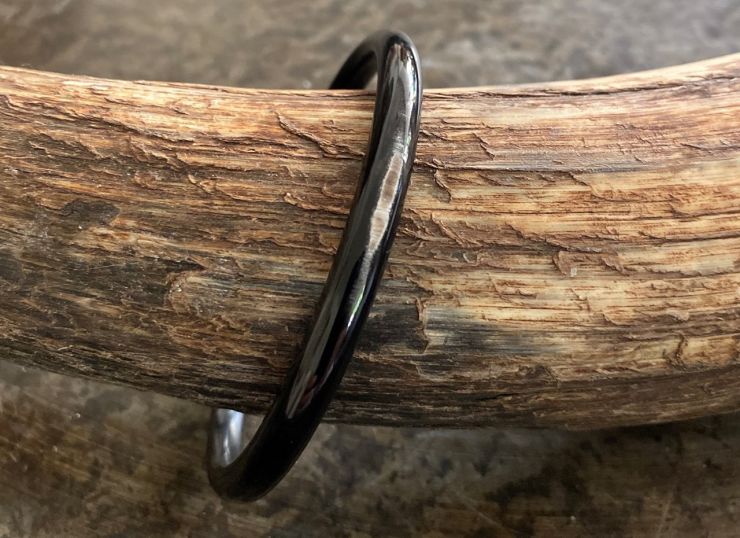 Armband buffelhoorn, glans en ronde afwerking. ? 0.6cm, Zeer licht in gewicht.