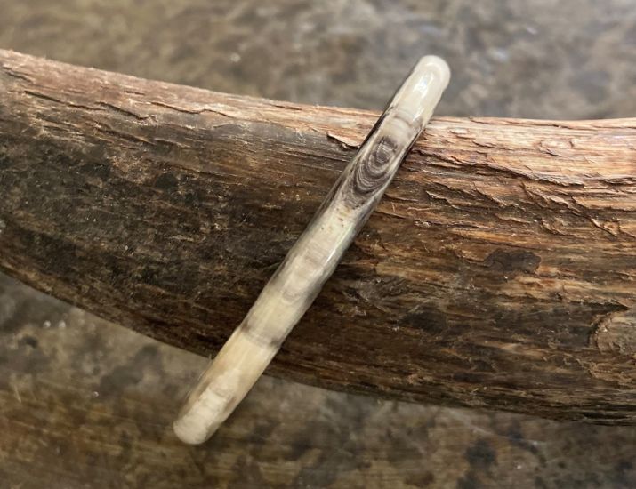 Armband buffelhoorn, glans en ronde afwerking. ? 0.6cm, Zeer licht in gewicht.