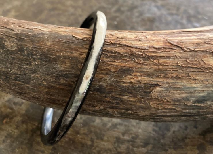 Armband buffelhoorn, glans en ronde afwerking. ? 0.6cm, Zeer licht in gewicht.