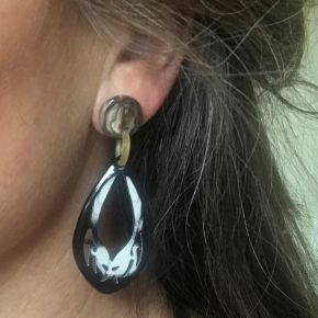 Handgemaakte buffelhoorn oorbellen 6.5 x 2.8 cm. Gevarieerde tintjes, glans finish. Lichtgewicht!