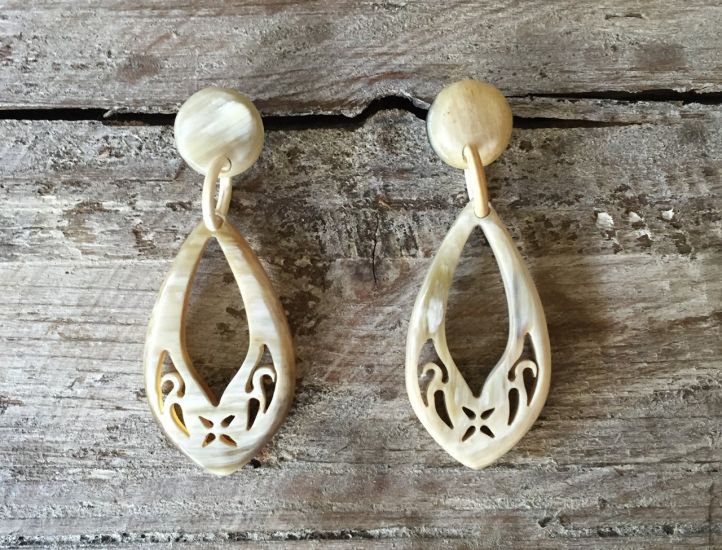 Handgemaakte buffelhoorn oorbellen 6.5 x 2.8 cm. Gevarieerde tintjes, glans finish. Lichtgewicht!
