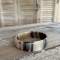 Stoere buffelhoorn armband, breedte 2cm. Verschillende tintjes.
