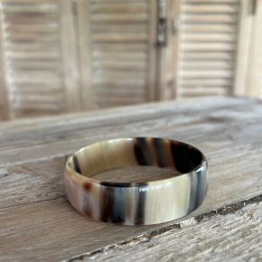 Stoere buffelhoorn armband, breedte 2cm. Verschillende tintjes.
