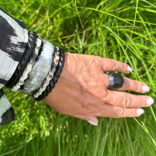 Stoere buffelhoorn armband, breedte 2cm. Verschillende tintjes.