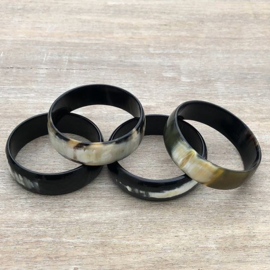 Stoere buffelhoorn armband, breedte 2cm. Verschillende tintjes.