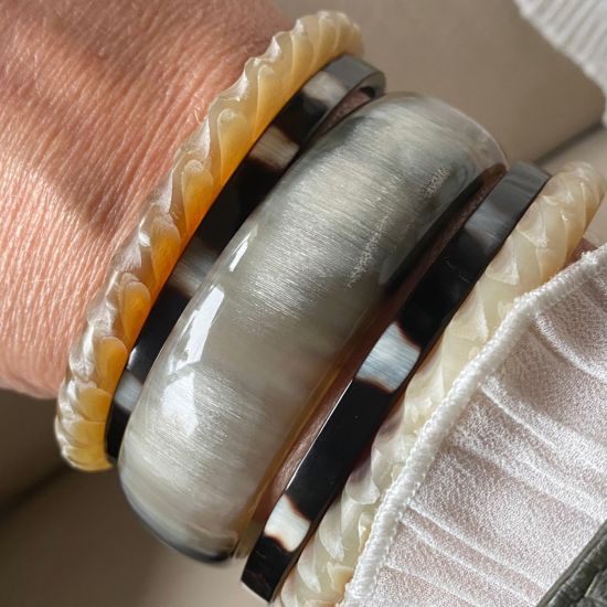 Stoere buffelhoorn armband, breedte 2cm. Verschillende tintjes.