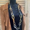 Stoere schakelketting buffelhoorn, bruintintjes. Matte finish, lichtgewicht. Lengte 116 cm.
