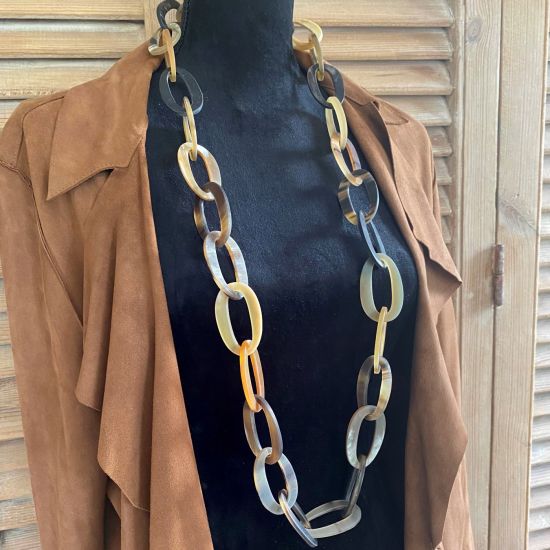 Stoere schakelketting buffelhoorn, bruintintjes. Matte finish, lichtgewicht. Lengte 116 cm.