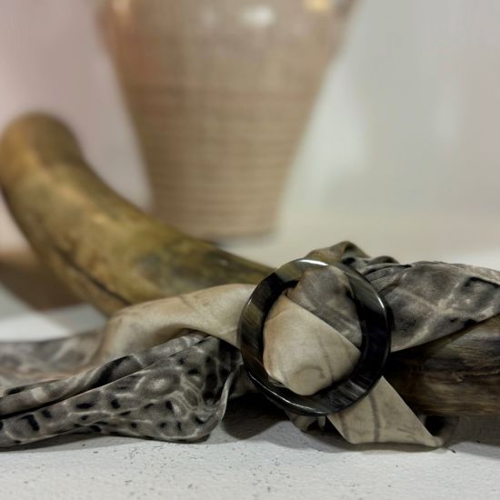 Prachtige handgemaakte sjaalring van buffelhoorn, 6cm. Glans finish.