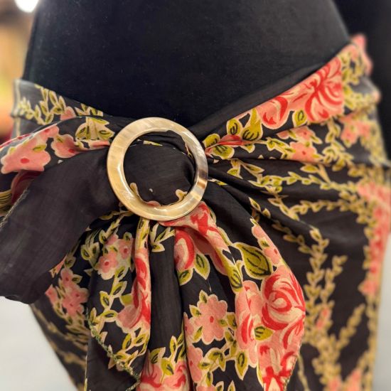 Prachtige handgemaakte sjaalring van buffelhoorn, 6cm. Glans finish.