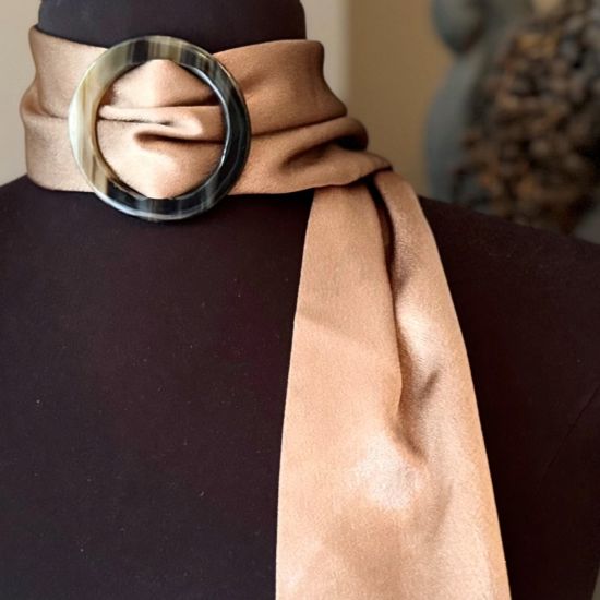 Prachtige handgemaakte sjaalring van buffelhoorn, 6cm. Glans finish.