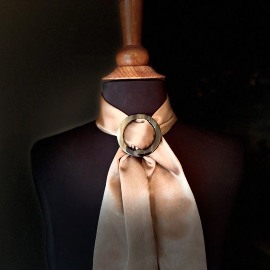 Prachtige handgemaakte sjaalring van buffelhoorn, 6cm. Glans finish.