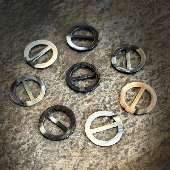 Prachtige handgemaakte sjaalring van buffelhoorn, 6cm. Glans finish.