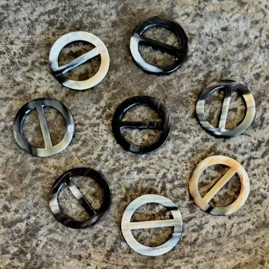 Prachtige handgemaakte sjaalring van buffelhoorn, 6cm. Glans finish.