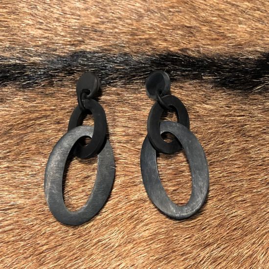 Dubbele zwart, matte schakeloorbellen buffelhoorn 8 x 3 cm. Matte finish. Lichtgewicht.