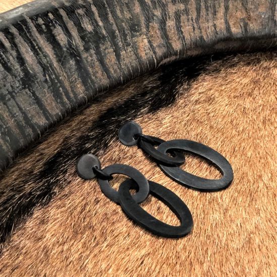 Dubbele zwart, matte schakeloorbellen buffelhoorn 8 x 3 cm. Matte finish. Lichtgewicht.