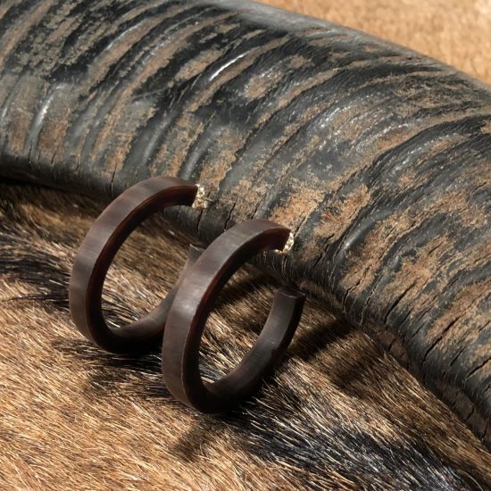 Creolen buffelhoorn,  +/- 4 - 4.5 cm. Gevarieerde tintjes. Matte finish. Lichtgewicht.