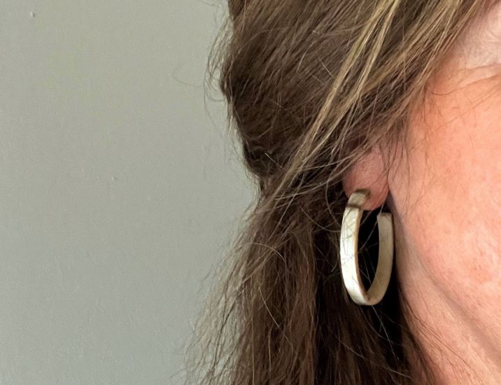 Creolen buffelhoorn,  +/- 4 - 4.5 cm. Gevarieerde tintjes. Matte finish. Lichtgewicht.