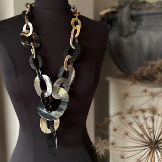 Stoere handgemaakte buffelhoorn collier. Zwarte basis met tintjes. Mat & lichtgewicht. Lengte 100 cm.