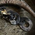 Stoere handgemaakte buffelhoorn collier. Zwarte basis met tintjes. Mat & lichtgewicht. Lengte 100 cm.