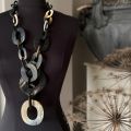 Stoere handgemaakte buffelhoorn collier. Zwarte basis met tintjes. Mat & lichtgewicht. Lengte 100 cm.