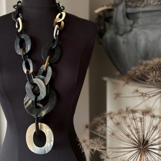 Stoere handgemaakte buffelhoorn collier. Zwarte basis met tintjes. Mat & lichtgewicht. Lengte 100 cm.