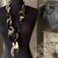 Stoere handgemaakte buffelhoorn collier. Zwarte basis met tintjes. Mat & lichtgewicht. Lengte 100 cm.