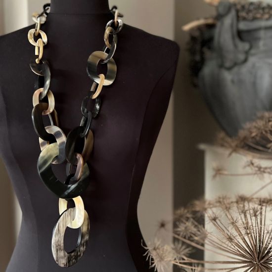 Stoere handgemaakte buffelhoorn collier. Zwarte basis met tintjes. Mat & lichtgewicht. Lengte 100 cm.