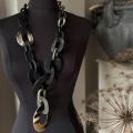Stoere handgemaakte buffelhoorn collier. Zwarte basis met tintjes. Mat & lichtgewicht. Lengte 100 cm.
