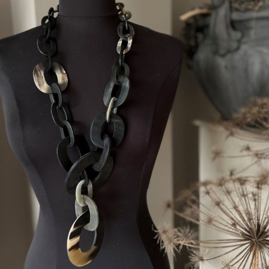 Stoere handgemaakte buffelhoorn collier. Zwarte basis met tintjes. Mat & lichtgewicht. Lengte 100 cm.