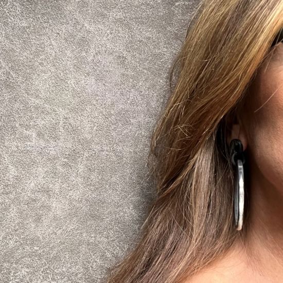 Handgemaakte buffelhoorn creolen in gevarieerde tintjes, +/-6 cm. mat. Totale lengte 8 cm.