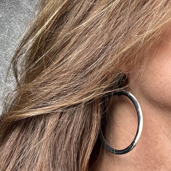 Handgemaakte buffelhoorn creolen in gevarieerde tintjes, +/-6 cm. mat. Totale lengte 8 cm.