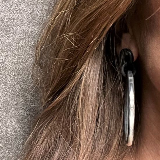 Handgemaakte buffelhoorn creolen in gevarieerde tintjes, +/-6 cm. mat. Totale lengte 8 cm.