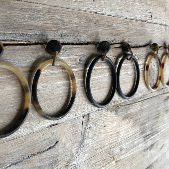 Handgemaakte buffelhoorn creolen in gevarieerde tintjes, +/-6 cm. mat. Totale lengte 8 cm.