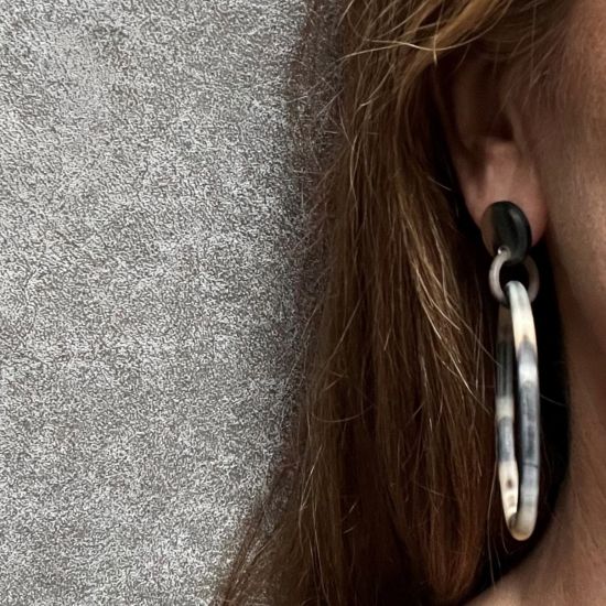 Handgemaakte buffelhoorn creolen in gevarieerde tintjes, +/-6 cm. mat. Totale lengte 8 cm.