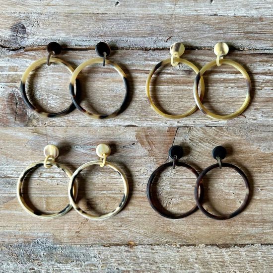 Handgemaakte buffelhoorn creolen in gevarieerde tintjes, +/-6 cm. mat. Totale lengte 8 cm.